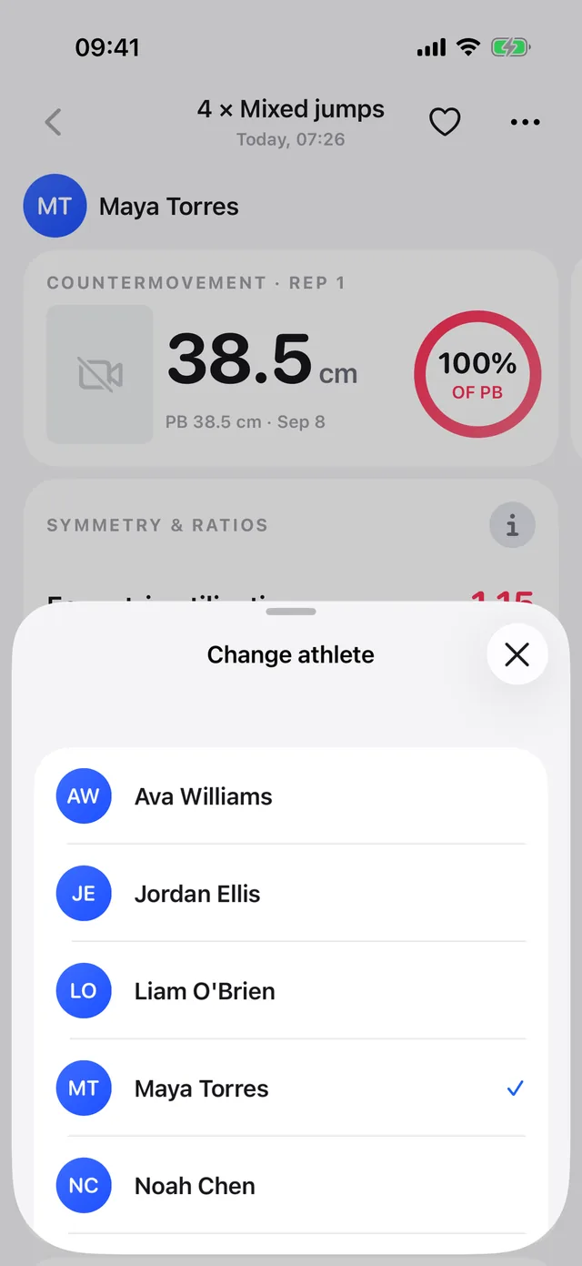Resumen de captura de Metric Jump con la hoja Cambiar atleta abierta sobre una lista del plantel
